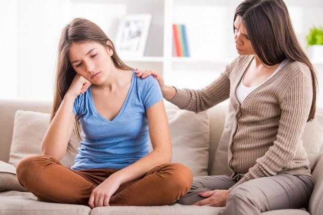 لا تقارنيها بفتاة أخرى.. نصائح للتعامل مع الفتيات فى سن المراهقة