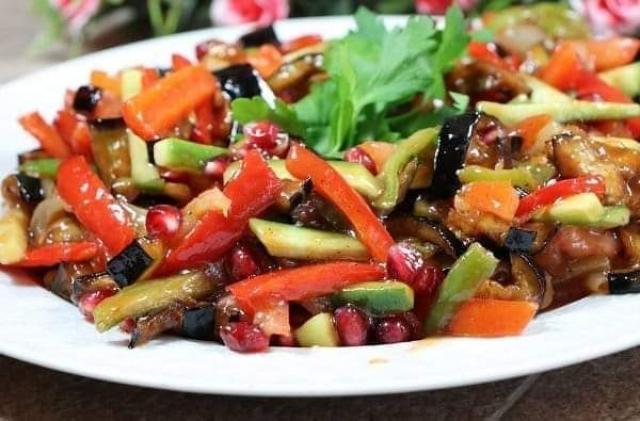 سلطة الباذنجان بقطع الخضروات
