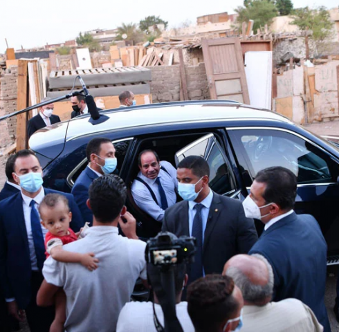الرئيس السيسى يتبادل الحديث مع المواطنين فى الرويسات بشرم الشيخ
