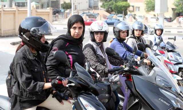 حب المغامرة والسرعة.. نساء على دراجات نارية في شوارع مصر.. شاهد