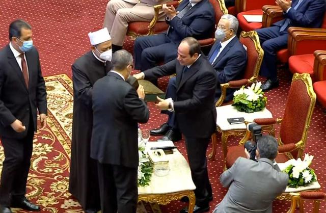 الإمام الأكبر يهدي الرئيس السيسي نسخة مصحف الأزهر الشريف
