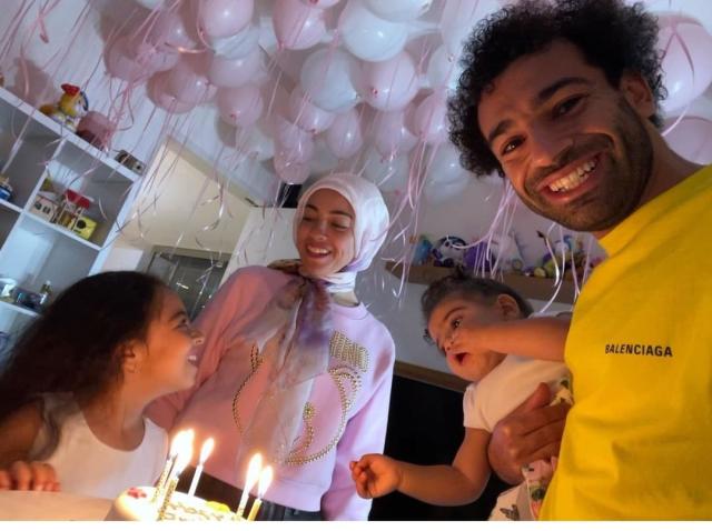 محمد صلاح يحتفل بعيد ميلاد ابنته مكة