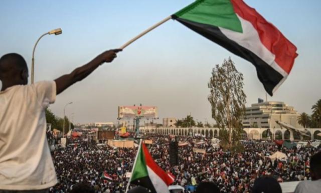 متظاهرو السودان