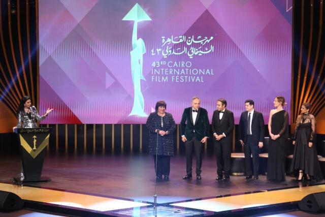 وزيرة الثقافة تسلم جوائز مهرجان القاهرة السينمائي الدولي