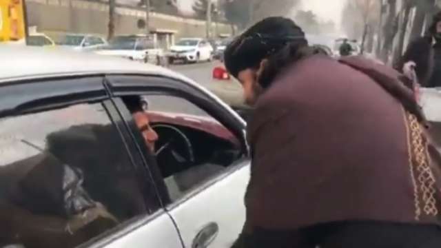 طالبان لسائق تاكسي