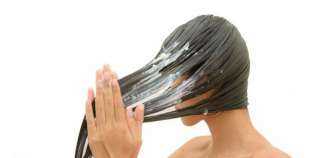 طبيب أمراض جلدية يحذر السيدات من فرد وصبغ شعرهن خلال العيد.. لسبب صادم