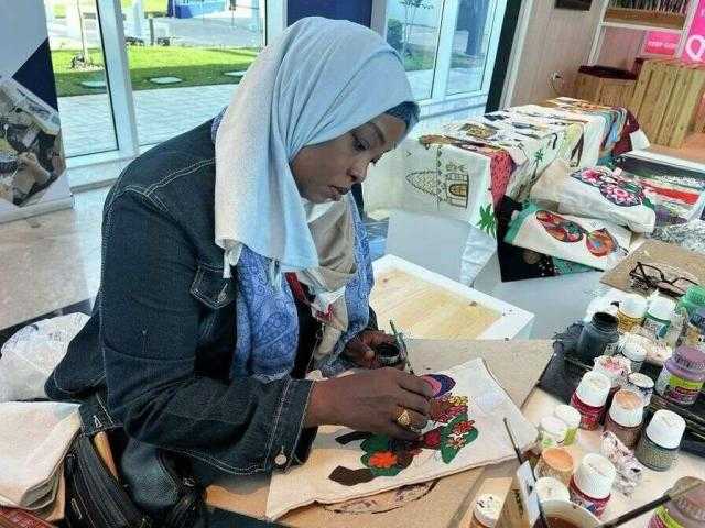 نساء رائدات.. سودانيات يحترفن الرسم على القماش في القاهرة بشكل احترافي