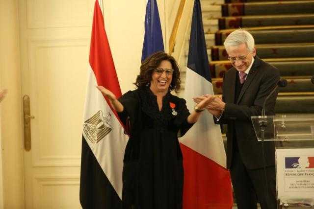 مخرجة مصرية شهيرة تفوز بوسام جوقة الشرف من رتبة فارس الفرنسي