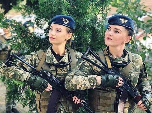 العنصر النسائى حاضر فى الجيشين الروسى والأوكرانى