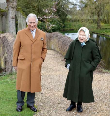الأمير تشارلز والملكة اليزابيث