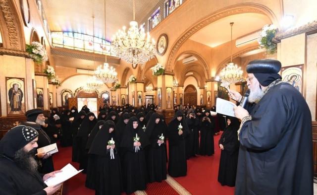 البابا تواضروس الثانى يرسم الراهبات