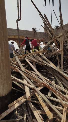 انهيار سقف مسجد تحت الإنشاء 