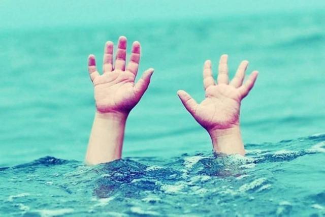 غرق طفلة أثناء السباحة