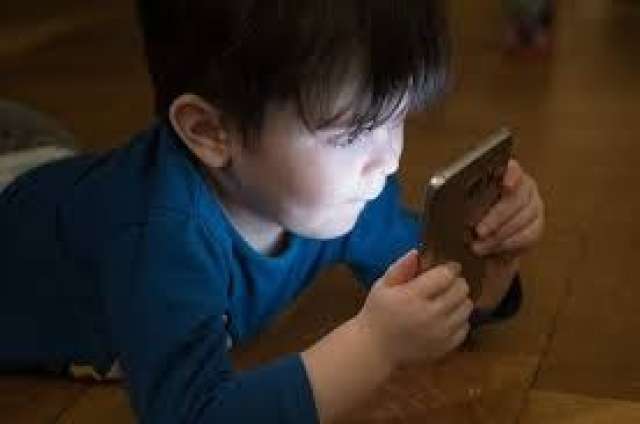 تأثير الهاتف المحمول على مخ الأطفال