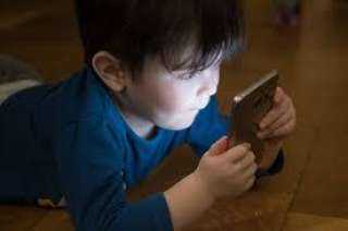 أضراره خيالية.. ما مدى تأثير الهاتف المحمول على مخ الأطفال؟