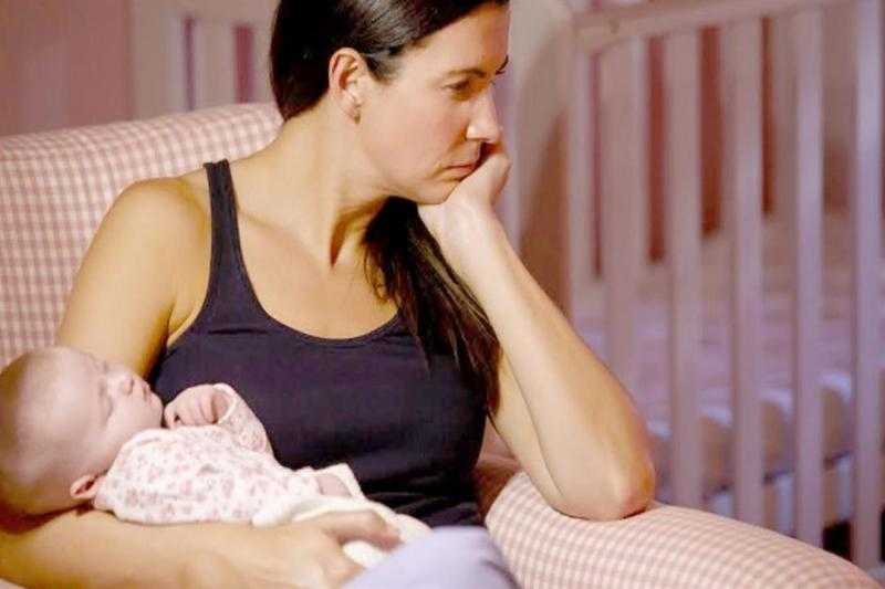 استشارى نفسى يفجر مفاجأة صادمة: اكتئاب الولادة قد يسبب نفور الأم من طفلها
