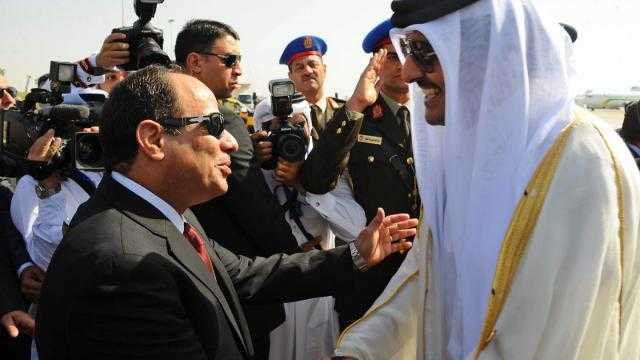 دون تقطيع.. شاهد استقبال الرئيس السيسي لأمير دولة قطر بمطار القاهرة