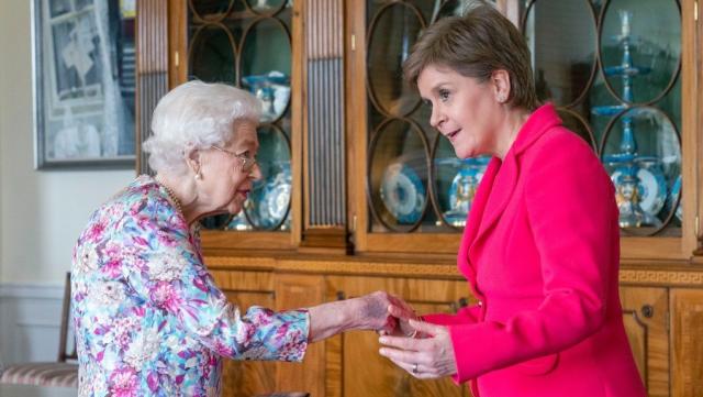 تفاصيل زيارة الملكة إليزابيث الثانية لنيكولا ستورجون فى إسكتلندا