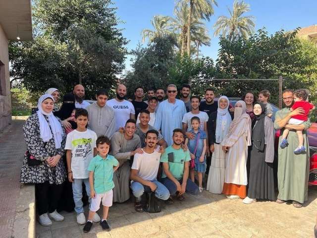 محمود حميدة في وسط عائلته