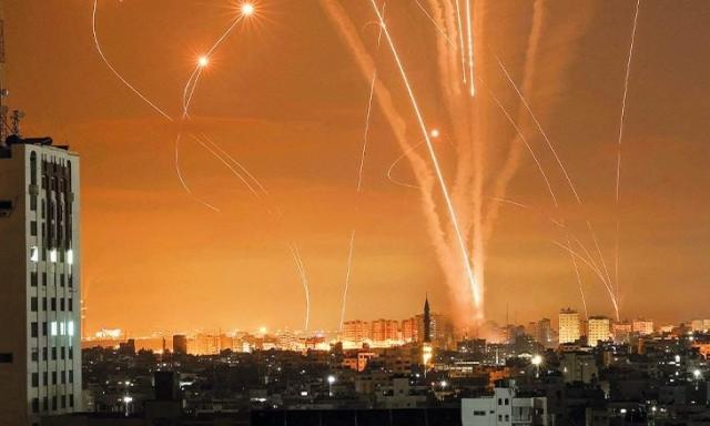 إطلاق صواريخ من غزة باتجاه إسرائيل.. وصافرات الإنذار تدوي في تل أبيب