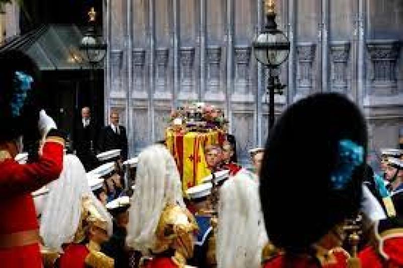 شبح مخيف في جنازة الملكة إليزابيث 