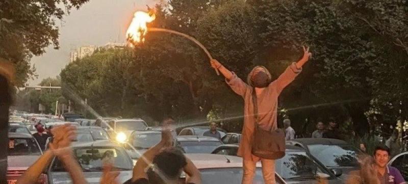 مظاهرات حواء الإيرانية مستمرة.. فتيات يشعلن النار في حجابهن ليلًا.. فيديو