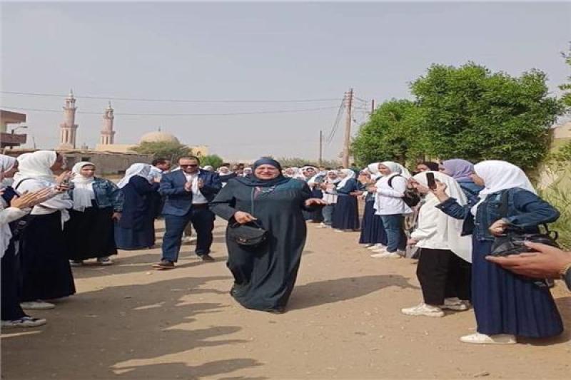 طلاب مدرسة ينظمون ممر شرفي