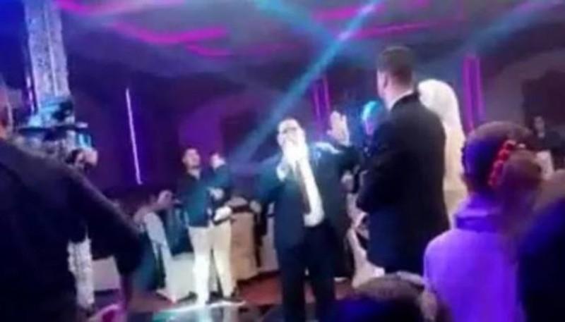 زوج يطلق زوجته بالثلاثة خلال حفل زفاف ابنته