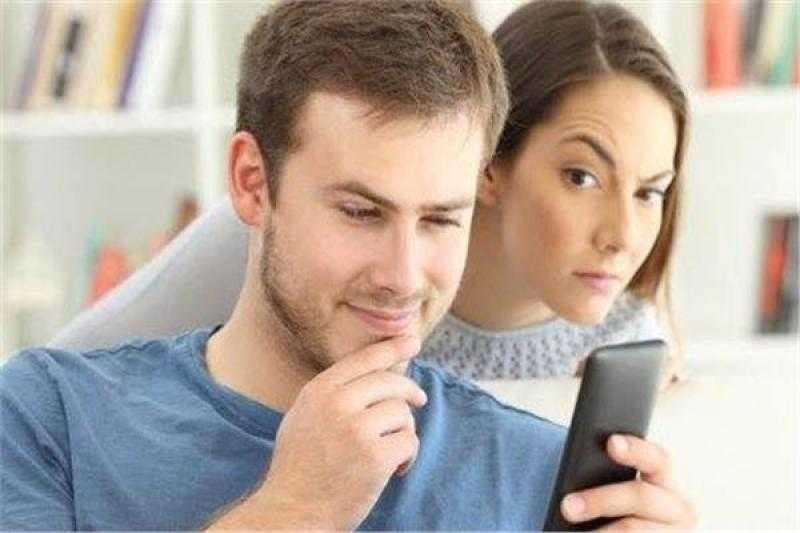 إذا كنت تتجسسين على هاتف زوجك فأنت في خطر