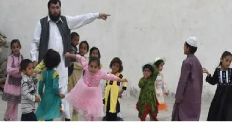 الرجل الباكستاني وأطفاله