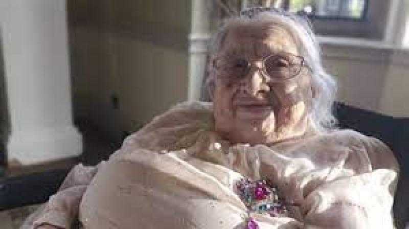 الرجال السبب.. سيدة بريطانية تكشف سر بقائها على قيد الحياة 100 سنة