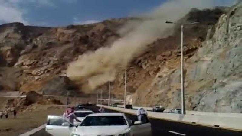 فيديو صادم.. انعزال منطقة بالكامل في السعودية بعد انهيار جبل على الطريق المؤدي إليها