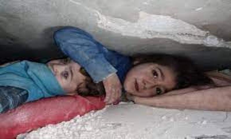 طفلة سورية تحمي رأس أخيها نتيجة زلزال تركيا