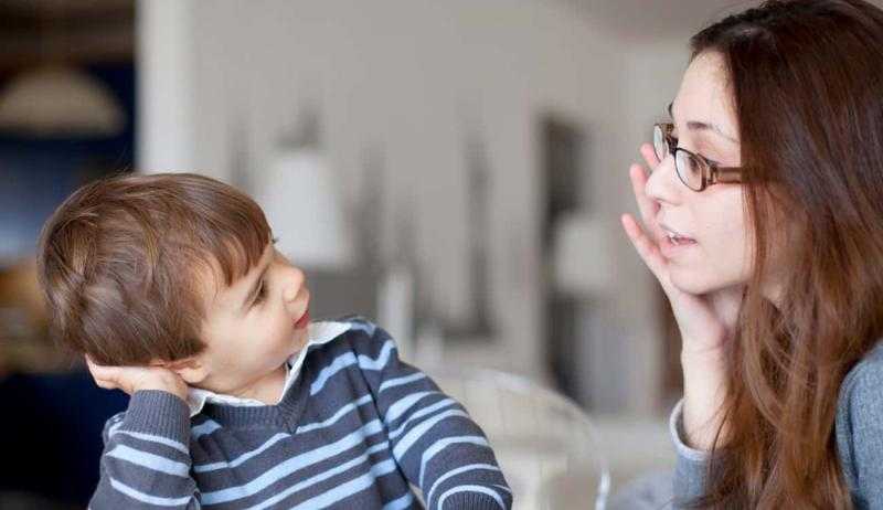 لازم تعلمي ابنك الكلمات السحرية.. خبيرة الأتيكيت توضح