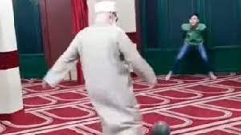 إمام يلعب الكرة داخل المسجد