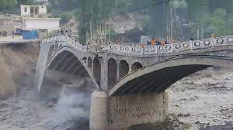 انهيار جسر في باكستان