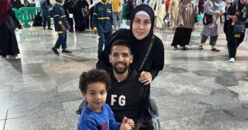 صور مؤمن زكريا بصحبة زوجته وابنه فى المسجد النبوي تشعل السوشيال ميديا