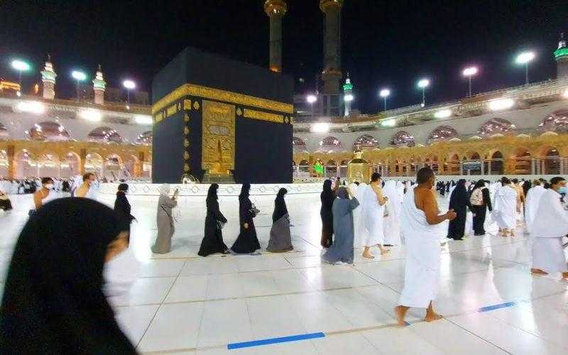 ما حكم الطواف حول الكعبة مرتديًا الحذاء؟.. الإفتاء تحسم الجدل