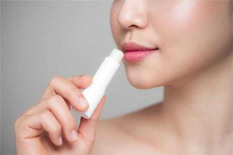 حكم وضع المرأة لمرطب الشفاه نهار رمضان.. الإفتاء توضح