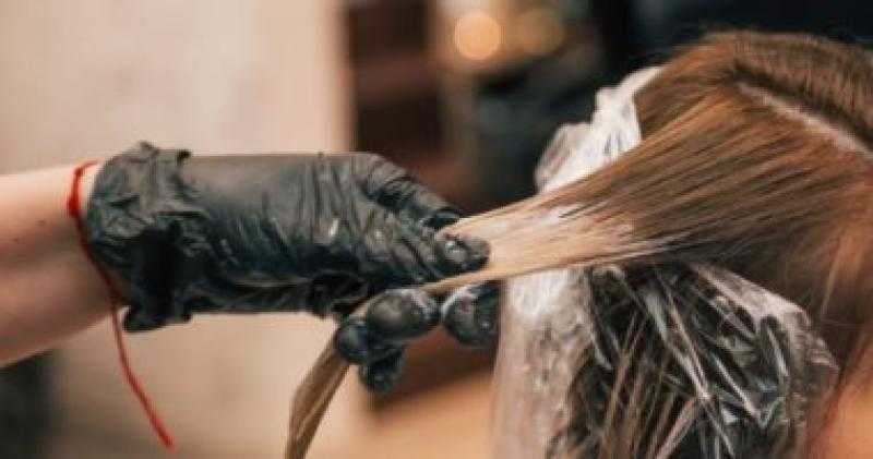 من مطبخك.. وصفات طبيعية بمكونات بسيطة لتلوين الشعر في المنزل