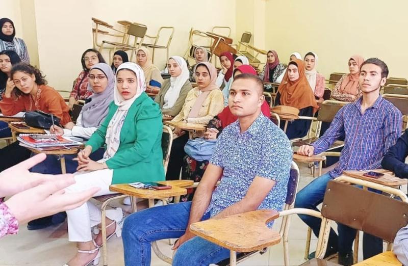 طلاب كلية التجارة بجامعة أسيوط