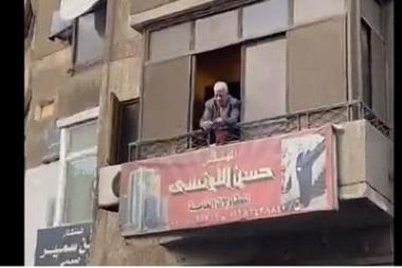 يوزع العيدية من شرفة مكتبه