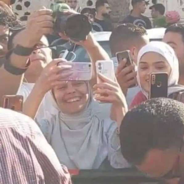  المصورتين الضاحكتين