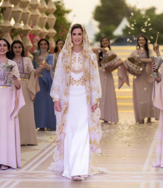 مصممة أزياء سعودية :فستان رجوة آل سيف يجسد الحب بينها وبين الأمير الحسين بن عبد الله (صور)