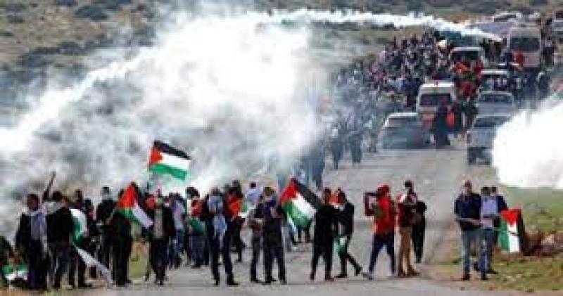 إصابة 15 فلسطيني خلال مواجهة مع الاحتلال أثناء فض مسيرة بنابلس