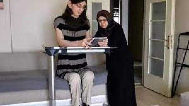 أطول امرأة في العالم تدلي بصوتها في جولة الإعادة بالانتخابات التركية |شاهد
