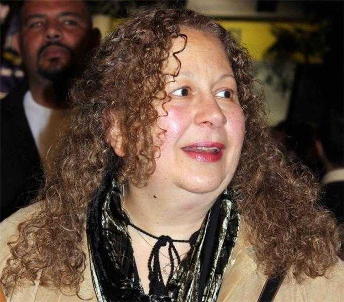 أحمد الفيشاوي يمازح والدته سمية الألفي في أول ظهور لها بعد أزمتها الصحية