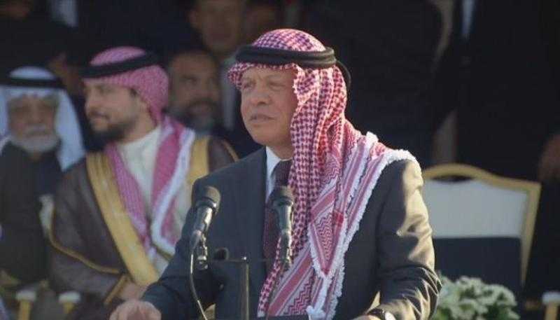 ملك الأردن يوصي ولي العهد قبل زفافه وسط آلاف الحضور.. فيديو