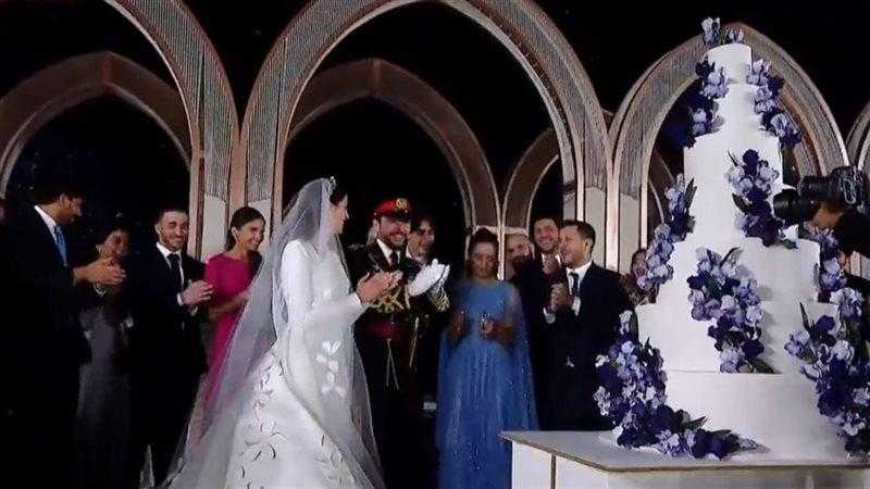 زفاف ولي العهد الأردني.. لحظة تقطيع الكعكة خلال مأدبة عشاء قصر الحسينية.. فيديو