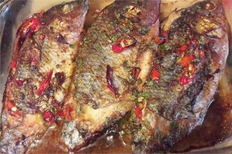 بأقل تكلفة.. طريقة عمل صينية السمك البلطي بالليمون والثوم